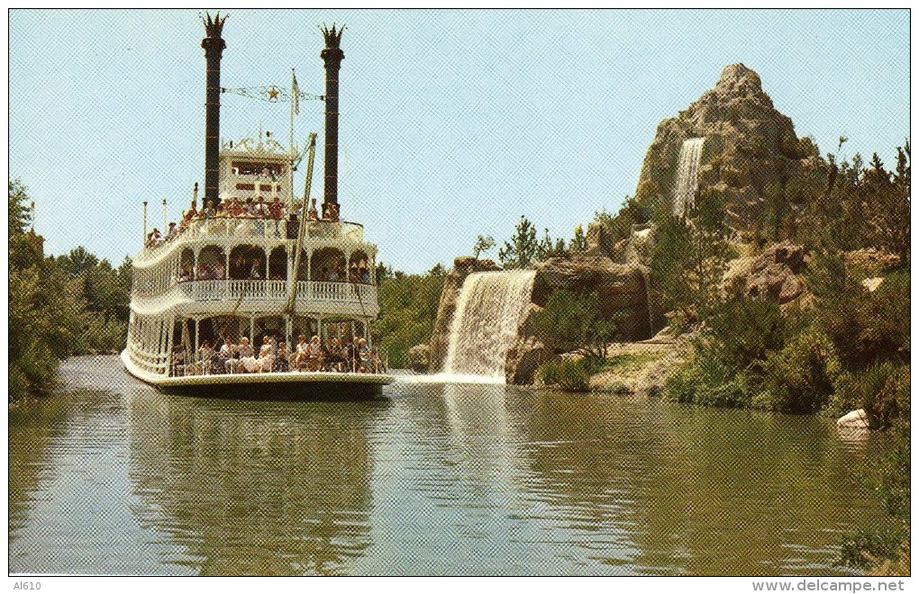 DISNEYLAND THE MARK TWAIN STEAMBOAT - Anaheim