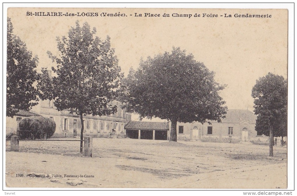 ST-HILAIRE-des-LOGES. - La Place Du Champ De Foire - La Gendarmerie. Carte Rare - Saint Hilaire Des Loges