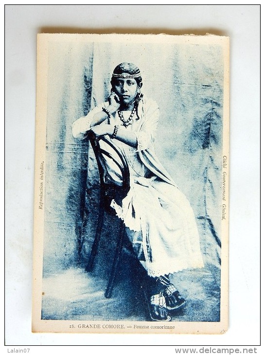 Carte Postale Ancienne : GRANDE COMORE : Femme Comorienne - Komoren
