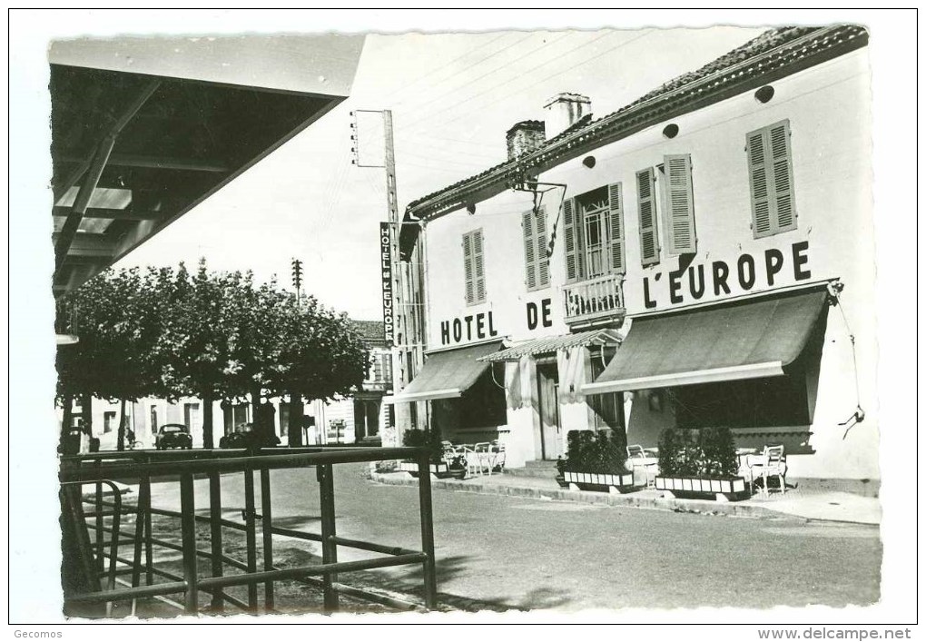 40 - VILLENEUVE DE MARSAN - La Petite Place (Hôtel De L'Europe...) - Villeneuve De Marsan