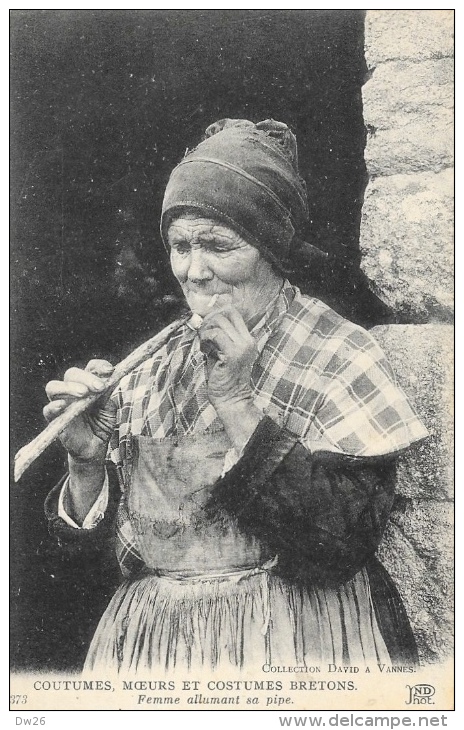 Coutumes, Moeurs Et Costumes Bretons - Femme Allumant Sa Pipe - Carte ND Phot Non Circulée - Europa