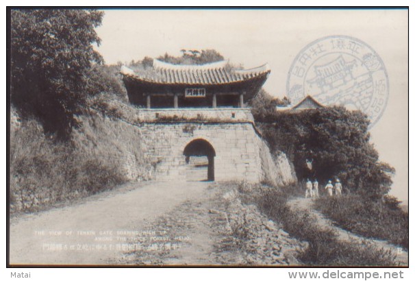 KOREA NORD POSTCARD THE VIEW OF TENKIN GATE SOARING HIGH UP AMONG THE THICK FOREST,HEIJO - Corée Du Nord