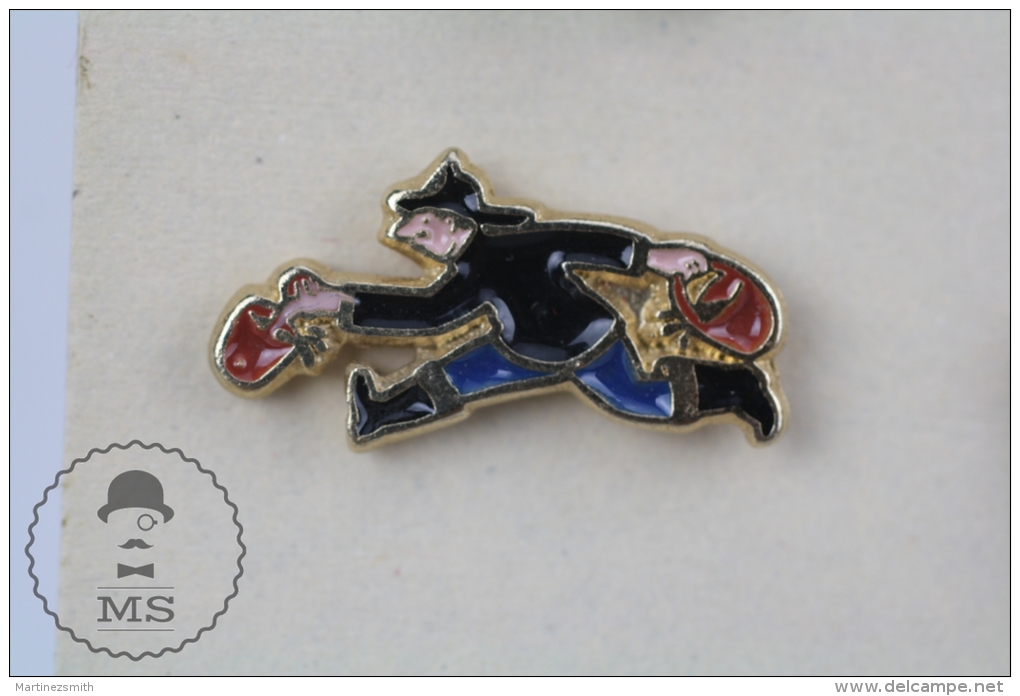 Fireman/ Firefighter Runing With Water Buckets Pin Badge #PLS - Bomberos