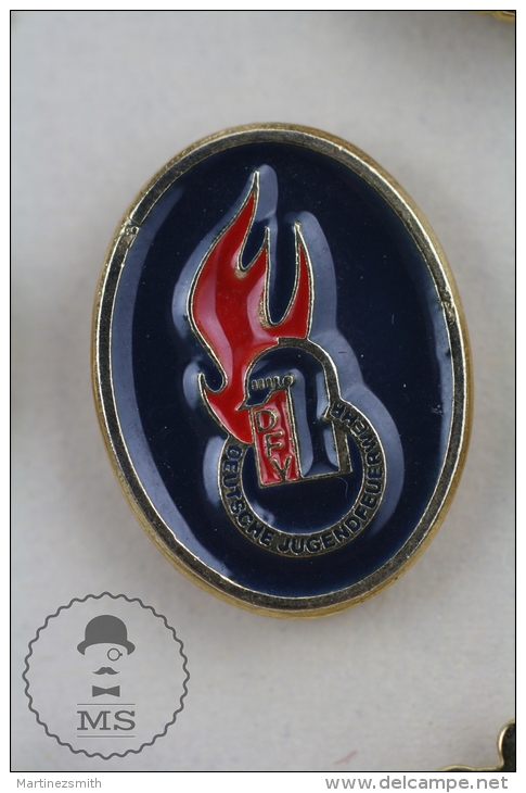 Germany Fireman/ Firefighter Deutsche Jugendfeuerwehr DJF - Pin Badge #PLS - Bomberos