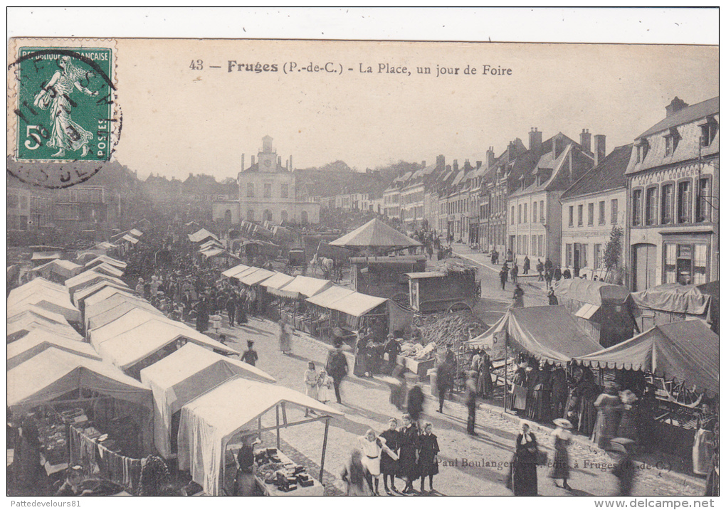 CPA Animée (62)  FRUGES La Place Un Jour De Foire Marchands Ambulants - Fruges