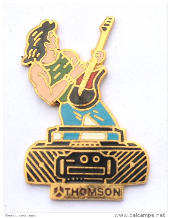 Pin´s  THOMSON - Radio Cassette - Musicien Jouant De La Guitare - A.B - E235 - Arthus Bertrand