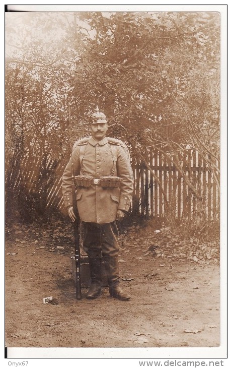 Carte Postale Photo Militaire Soldat En Tenue Casque à Pointe-Baïonnette-Fusil-Ceinturon - Uniformen