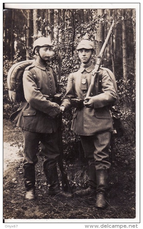 Carte Postale Photo Militaire Allemand Soldat En Tenue Casque à Pointe-Baillonnette-Fusil-Ceinturon-Sac à Dos-Lampe - Uniformes