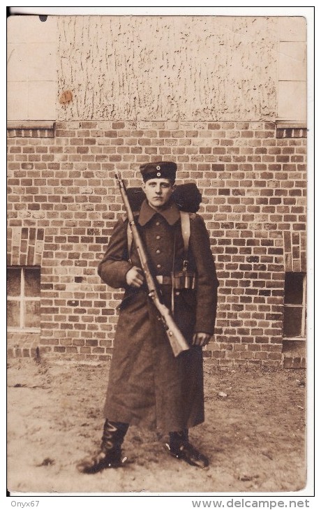 Carte Postale Photo Militaire Allemand Soldat En Tenue-Fusil-Ceinturon-Sac à Dos - Uniformes