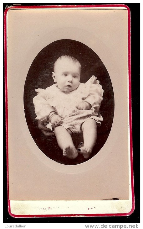 Ancienne Photo Sur Carton Bébé Photographe ALOTTE à Commentry Maison BELLOT - Anonymous Persons