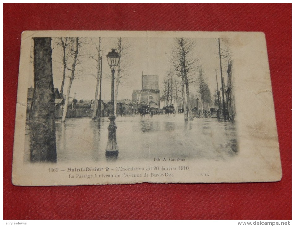 SAINT DIZIER  -  L´inondation De 1910 - Le Passage à Niveau De L´Avenue De Bar Le Duc -  1911  -  ( Photos Recto-verso) - Saint Dizier