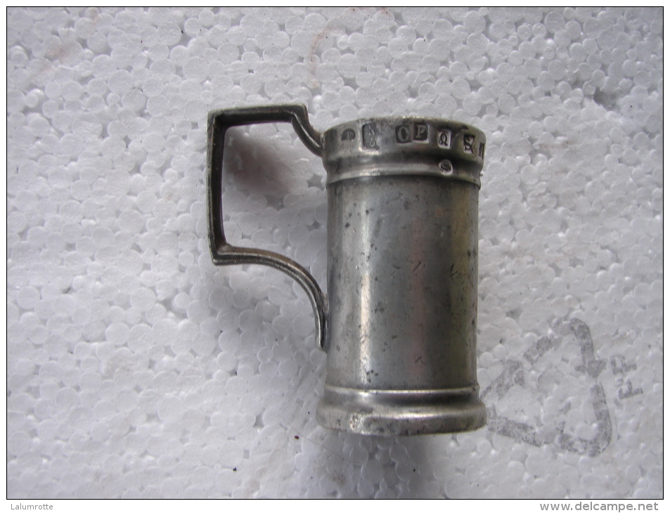 PL. 57. Ancien Pot (mesure) En étain D'un Décilitre.  19 Poinçons - Etains