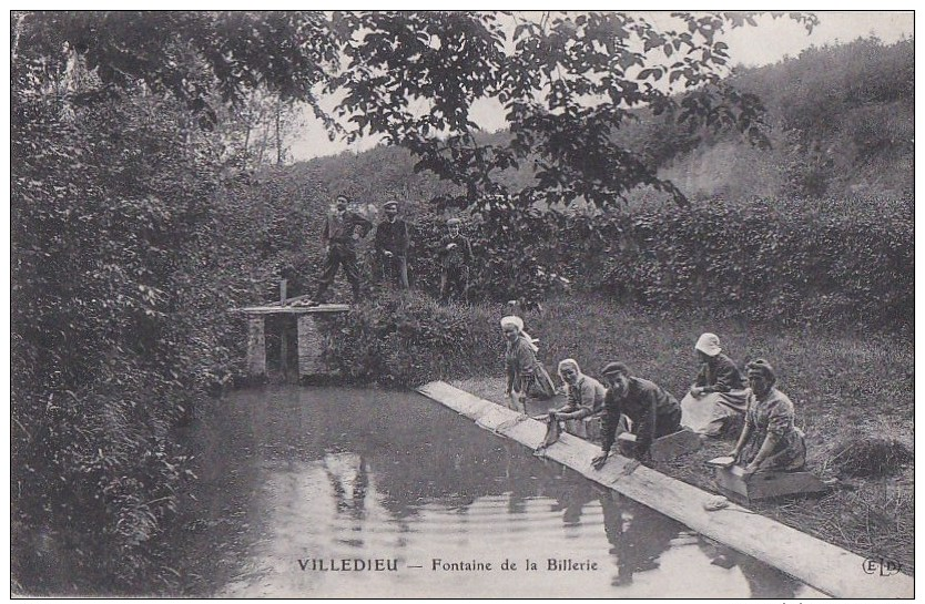 41 VILLEDIEU  Coin Du Village Animé LAVANDIERES  En COIFFES  à La FONTAINE De La BILLERIE 3 Hommes Au Déversoir 1908 - Autres & Non Classés