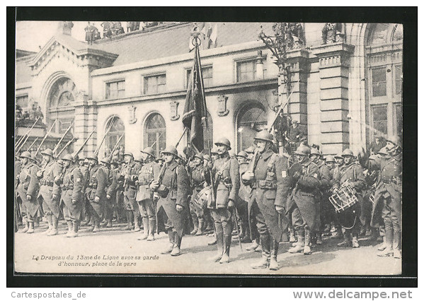 CPA Fahne Des 13me De Ligne Avec Ehrengarde Auf Dem Place De La Gare Bei Siegesparade - Autres & Non Classés