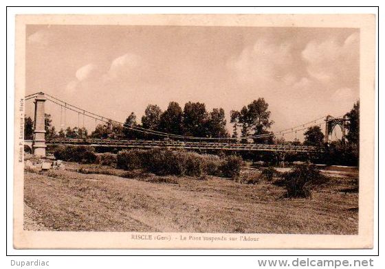 32 - Gers / RISCLE -- Le Pont Suspendu Sur L'Adour. - Riscle