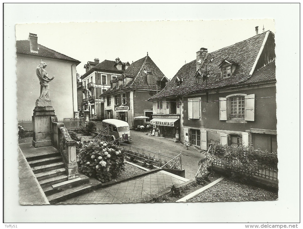 CPSM:SAINT-GEOIRE-EN-VALDAINE (dép 38).MAGASIN ALIMENTATION AVEC PUBLICITÉ "BANANIA",MONUMENT ET LE BOURG. - Saint-Geoire-en-Valdaine