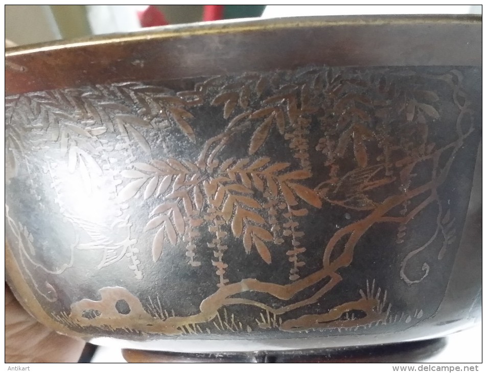 CHINE - Rare, coupe cloisonnée en bronze à décor de personnages - fin XIXe