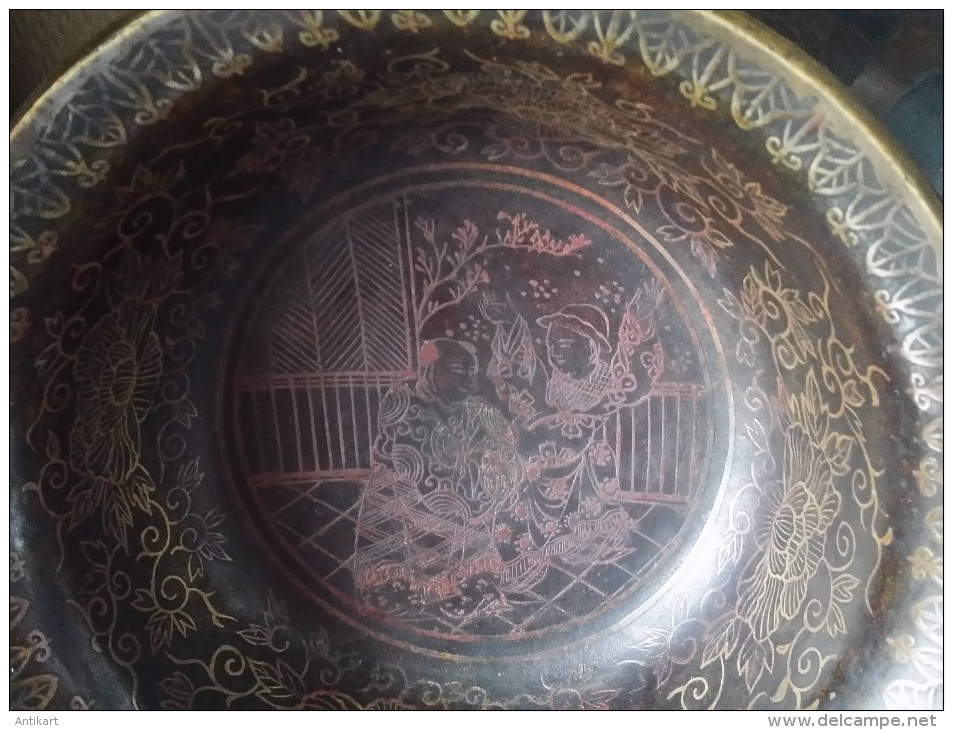 CHINE - Rare, coupe cloisonnée en bronze à décor de personnages - fin XIXe