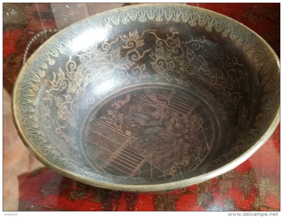 CHINE - Rare, coupe cloisonnée en bronze à décor de personnages - fin XIXe