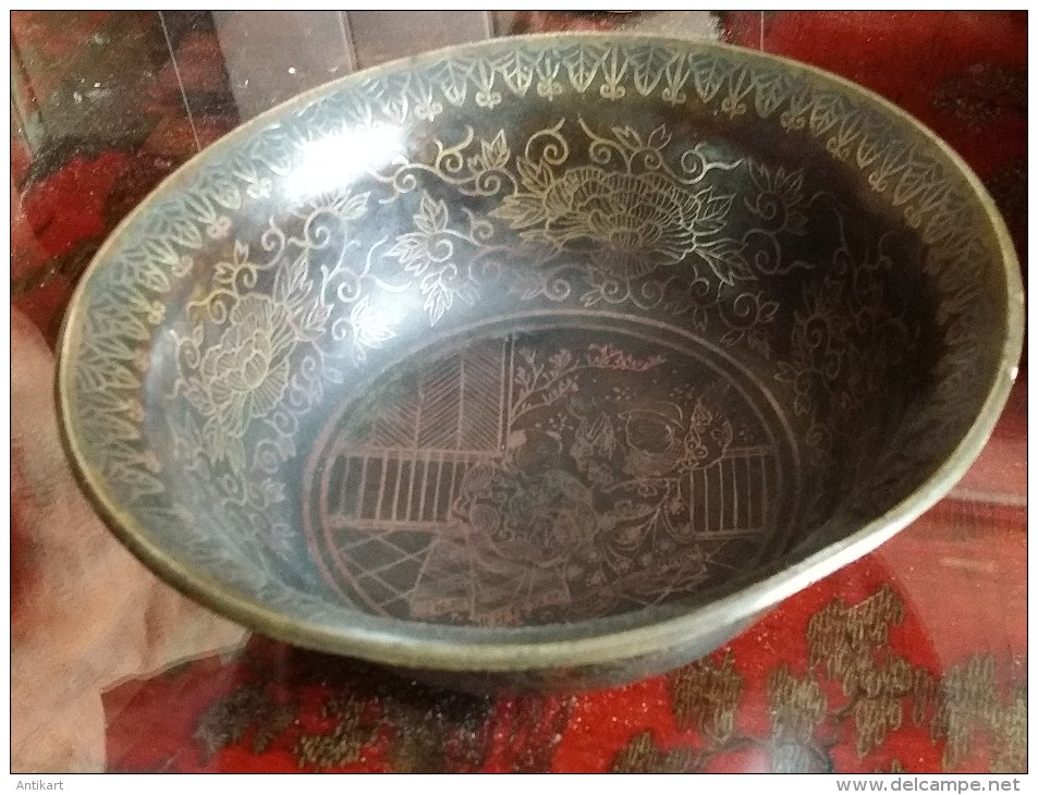 CHINE - Rare, coupe cloisonnée en bronze à décor de personnages - fin XIXe