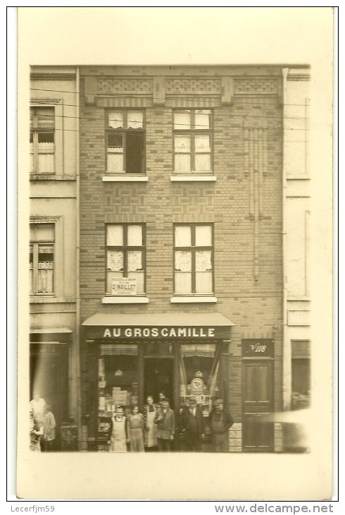 PHOTO D UNE VITRINE DE MAGASIN AU GROS CAMILLE  AVEC SON PERSONNEL A IDENTIER REGION D ARMENTIERE - Lieux