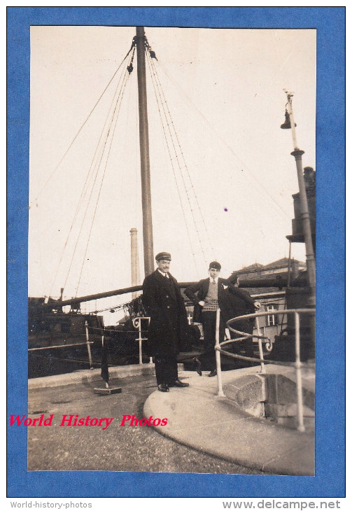 Photo Ancienne - TROUVILLE ? ( Calvados ) - Capitaine Devant Son Bateau Quittant Le Port - Boat Ship Paquebot Marin - Boats