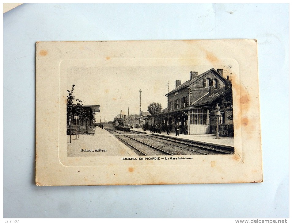 Carte Postale Ancienne : ROSIERES EN PICARDIE : La Gare Interieure, Animé Avec Train - Rosieres En Santerre