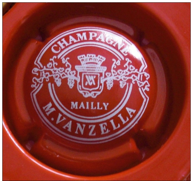 Capsule De Champagne VANZELLA  Rouge  Côte = 8,00€ - Autres & Non Classés