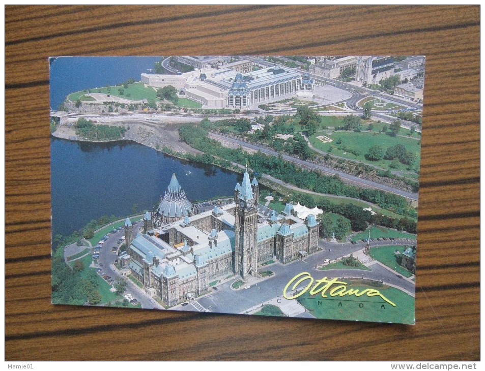 Canada      Ottawa            La Colline Du Parlement Et Le Musée Des Beaux Arts              Timbre Drapeau Canadien - Oshawa