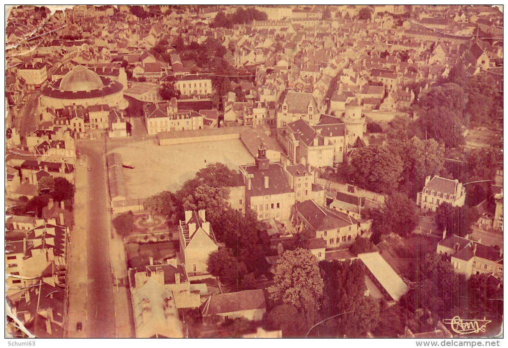 D 61 - ALENCON - La Halle Au Blé Et La Place Foch  - 983 A - Alencon