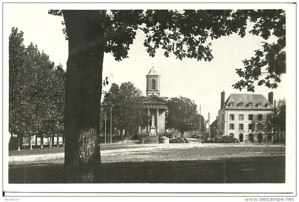 LA GACILLY - Place Du Champ De Foire, L'église Et Le Monument Aux Morts                       -- Nozais 5          Cpsm - La Gacilly