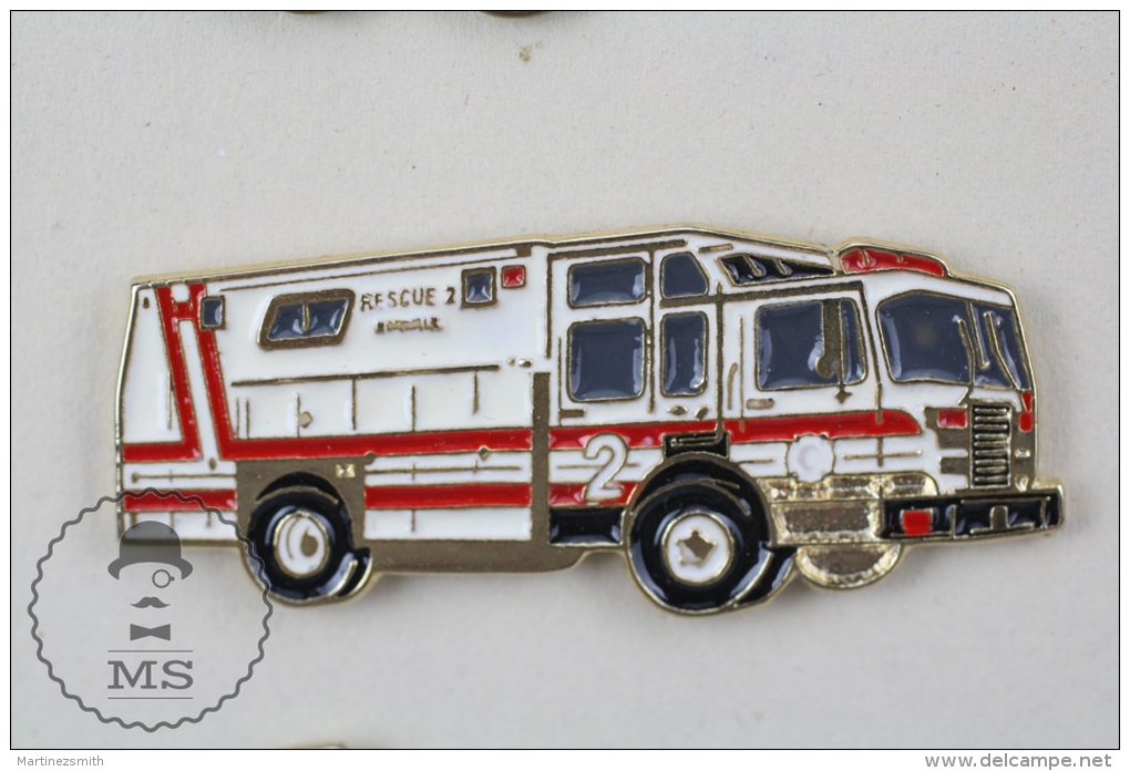 Sapeurs Pompiers / Fireman Firefighter White & Red Fire Rescue Truck - Pin Badge #PLS - Feuerwehr