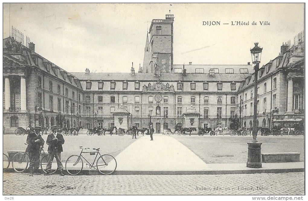 Dijon (Côte D'Or) - L'Hôtel De Ville - Edition Aubert - Carte Animée (cyclistes) Non Circulée - Dijon