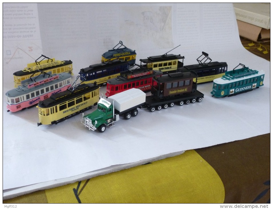 LOT De 10 TRAMWAYS En Matière Plastique Avec Un Camoin Et Une Remorque Porte-char Voir Les Scans - Trains