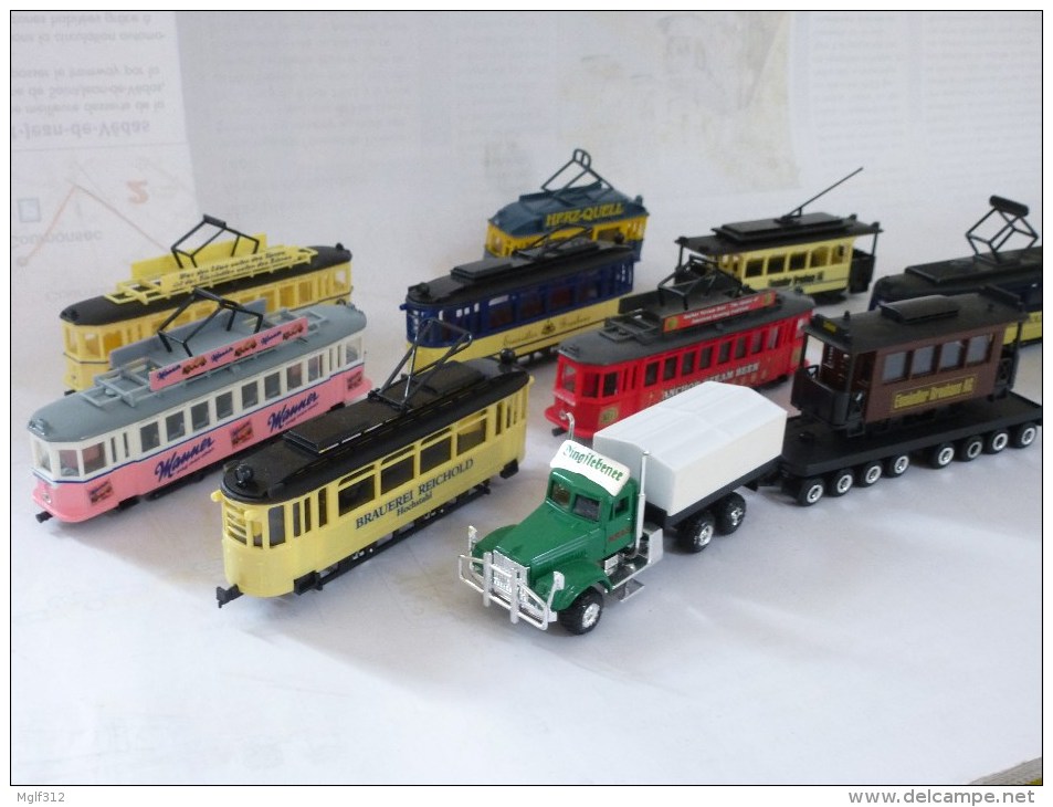 LOT De 10 TRAMWAYS En Matière Plastique Avec Un Camoin Et Une Remorque Porte-char Voir Les Scans - Trains