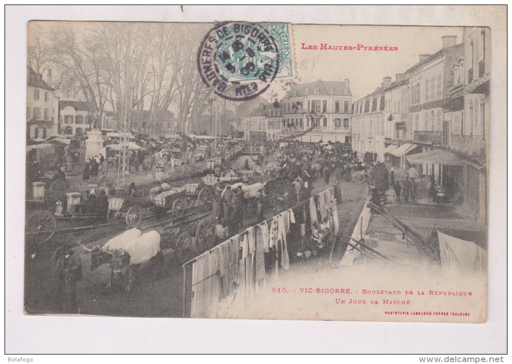 CPA DPT 65 VIC SUR BIGORRE, BD DE LA REPUBLIQUE UN JOUR DE MARCHE En 1906!! - Vic Sur Bigorre