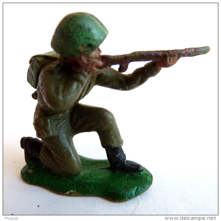 FIGURINE CRESCENT TOYS SOLDAT WWII ANGLAIS TIREUR FUSIL A GENOUX (1) - Militaires