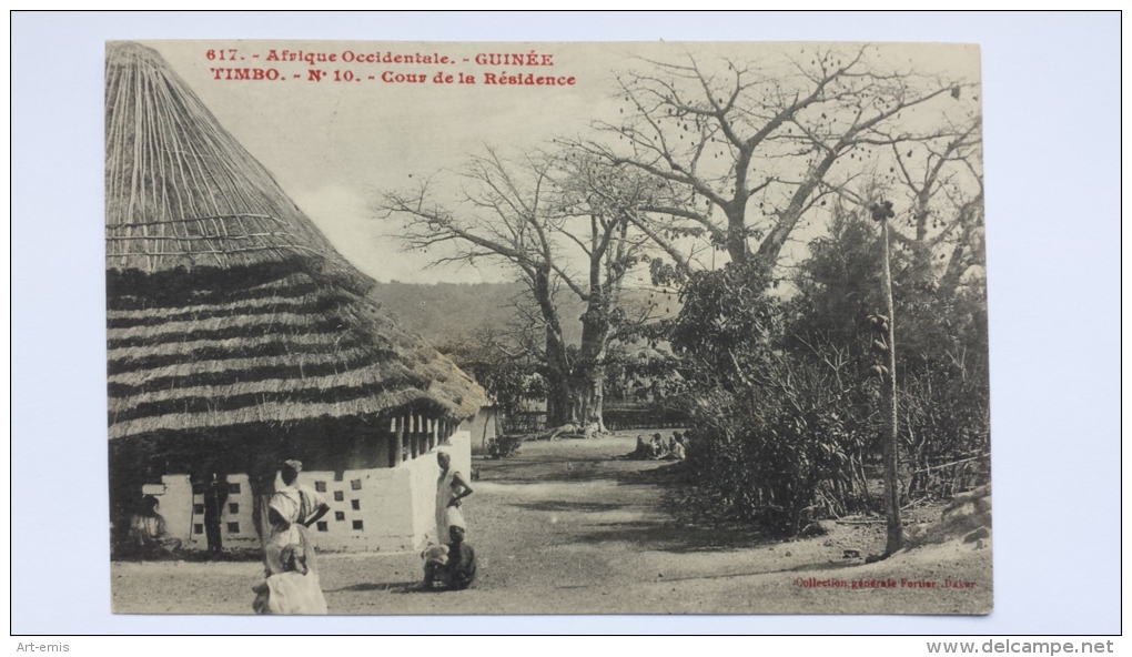 GUINEE Afrique TIMBO Cours De La RESIDENCE Village Femme Femmes CPA Animee Postcard - Guinée