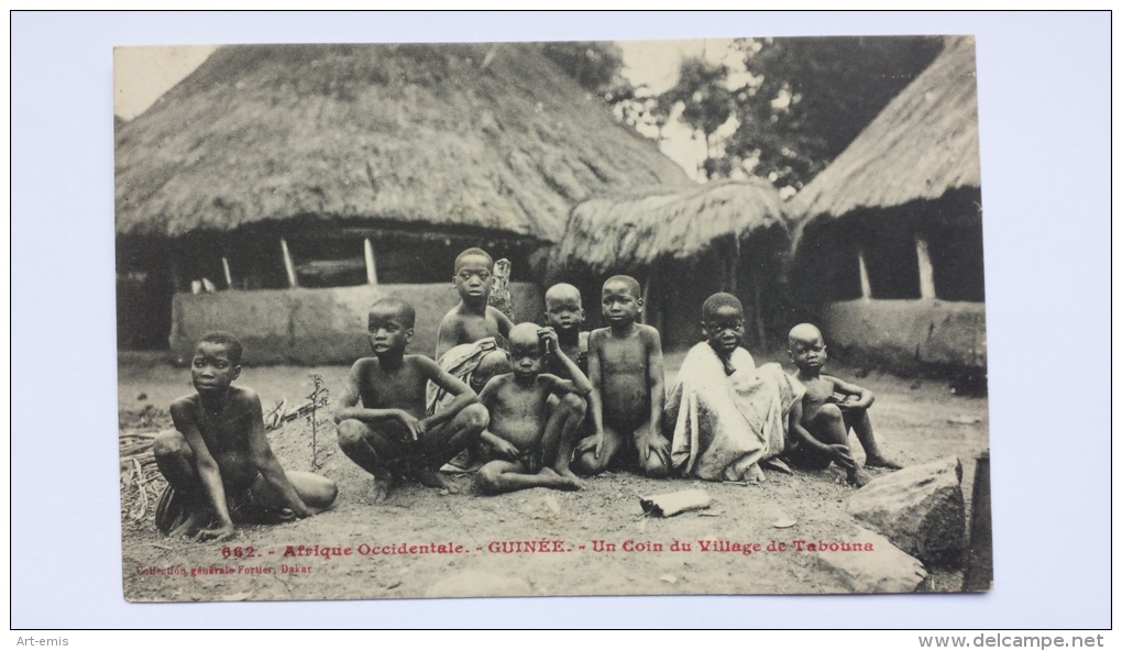 GUINEE Afrique UN COIN DU VILLAGE DE TABOUNA Occidentale 662 Enfants CPA Animee Postcard - Guinée