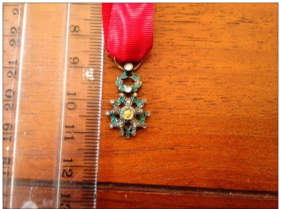 Très rare Petit mais Très belle légion d honneur  or et diamants