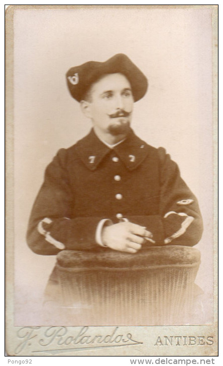 Petite Photo Cartonnée D´un Chasseur Alpin, Studio Rolando, Antibes (47.12) - Guerre, Militaire