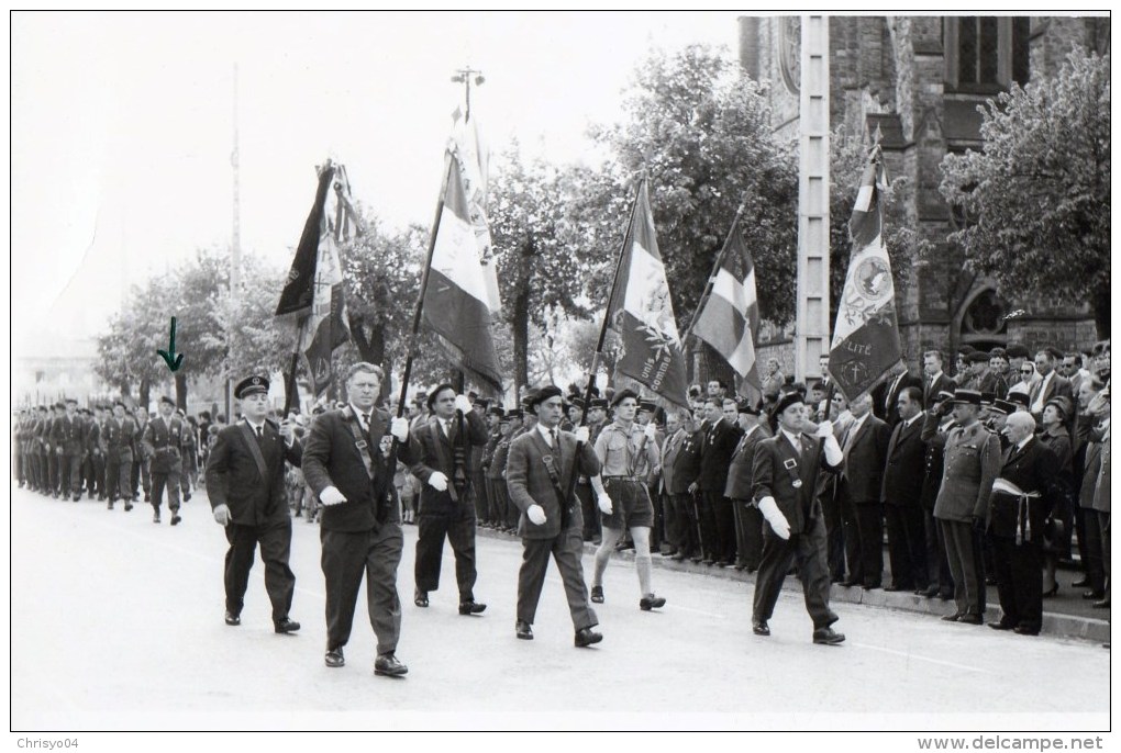 55Hy    Carte Photo à Situer Ss Doute Strasbourg Defilé Les Portes Drapeaux Militaires Resistants Scouts - Strasbourg