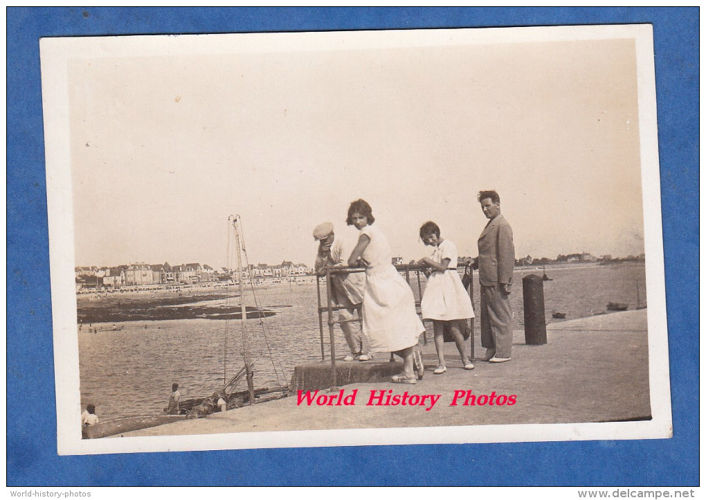 Photo Ancienne Snapshot - LORIENT - Une Famille Au Port - 1932 - Bateau De Pêche - Girl Enfant Mode Robe Dress - Boats