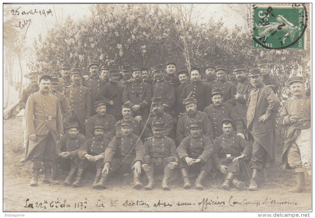 Carte-photo Militaires De La 22ème Compagnie Du 117ème, La 3ème Section Et Ses Sous-officiers Au Camp D'auvours - Uniformes