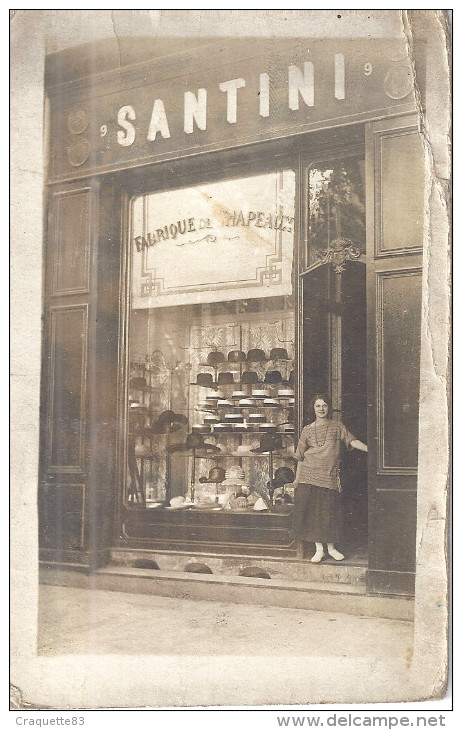 CARTE PHOTO- DEVANTURE DE MAGASIN - SANTINI  FABRIQUE DE CHAPEAUX   FEMME ANNEE 1920 - Lieux