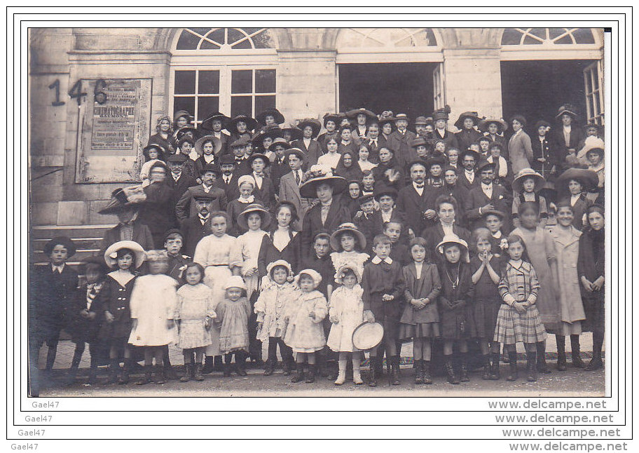 Carte-Photo  Réf-JP-T894   ( Dép-65 à BAGNERES-de-BIGORRE )  Pose Pour La Photo,devant Le Bâtiment Municipal . - Bagneres De Bigorre