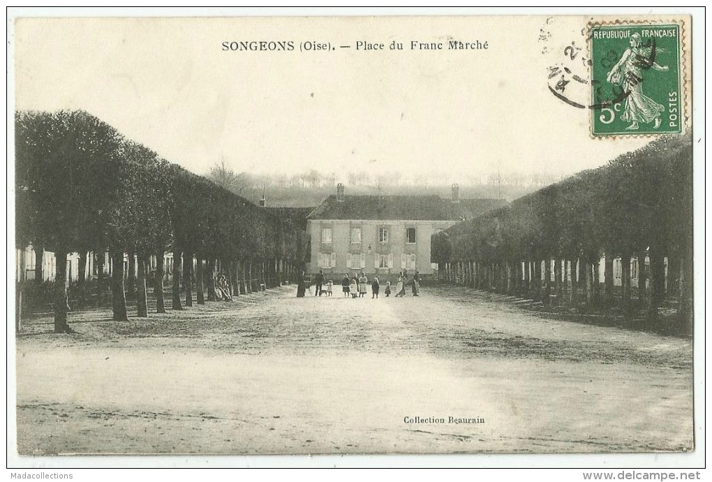 Songeons (60) La Place Du Franc Marché - Gendarmerie Au Fond - Songeons