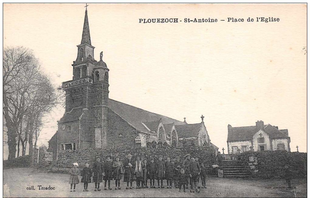 PLOUEZOCH  -  St Antoine  - Place De L´église Tres Animée (edts Troadec ) PRIX FIXE - Autres & Non Classés