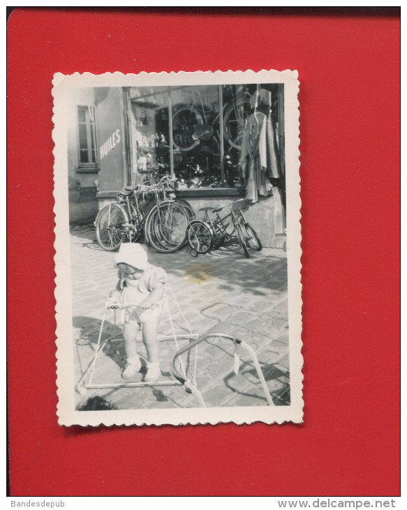 PHOTO ORIGINALE  BEBE DEVANT MAGASIN VITRINE VELO CYCLISME 8,5 CM X 6 CM - Ciclismo