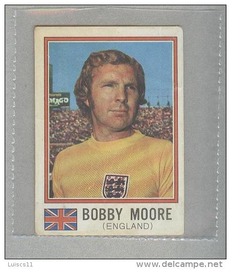 BOBBY MOORE ENGLAND....PANINI MUNCHEN 1974...FOOTBALL..TRADING CARDS..FIGURINE...CALCIO - Edizione Italiana